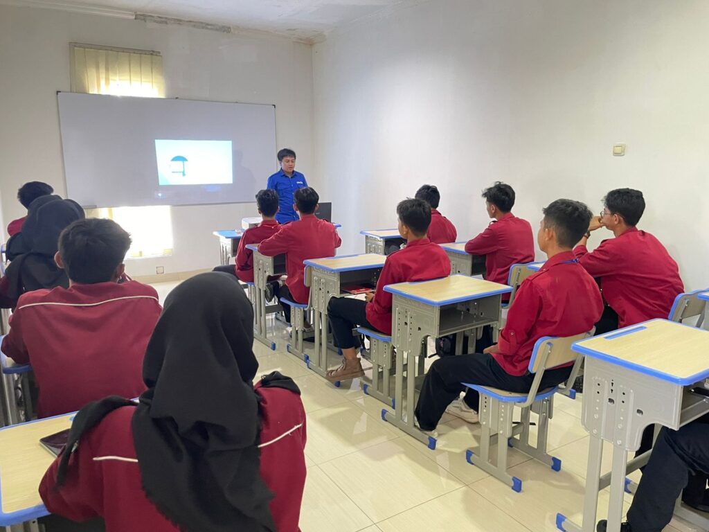 Pelatihan Domain dan Hosting untuk Siswa SMKN 2 Sukabumi di LPK CSBI